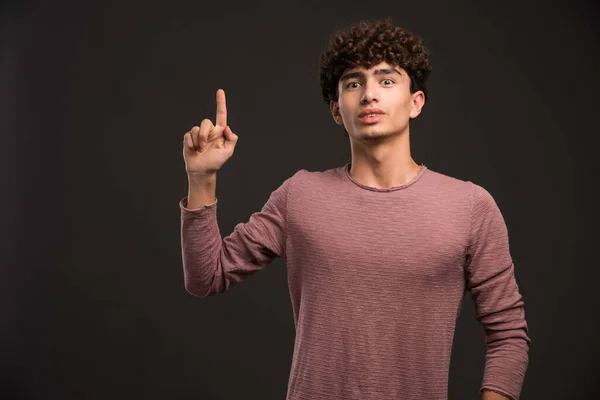 Joven Modelo Con Pelos Rizados Haciendo Preguntas Foto Alta Calidad — Foto de Stock