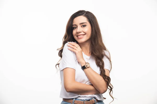 Mujer Pelo Ondulado Camisa Blanca Posando Sobre Fondo Blanco Foto — Foto de Stock