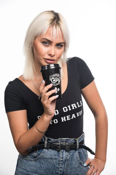 Ung Kvinna Som Håller Kopp Kaffe Vit Bakgrund Med Allvarliga — Stockfoto