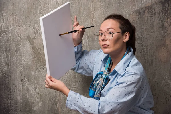 Künstlerin Zeigt Ihre Leinwand Mit Pinsel Auf Marmorgrund — Stockfoto