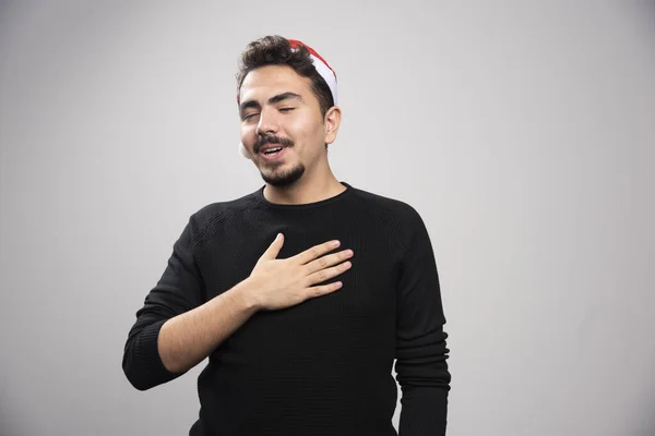 Homem Olhos Fechados Chapéu Vermelho Papai Noel Colocou Mãos Seu — Fotografia de Stock