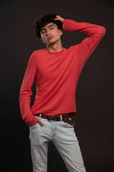 Young Model Red Shirt Posing Putting Hands His Head High — Stock Photo, Image