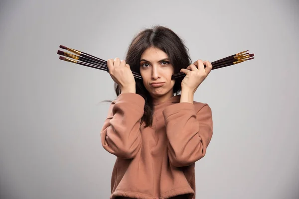 Jovem Artista Segurando Pincéis Tinta Preta Foto Alta Qualidade — Fotografia de Stock