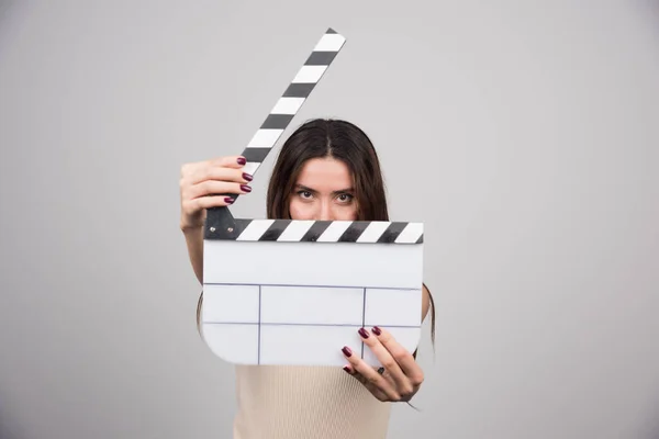 Jovem Mulher Usando Filme Clapperboard Sobre Fundo Cinza Foto Alta — Fotografia de Stock