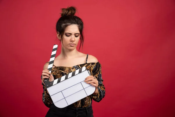 Gadis Brunette Memegang Papan Jangkrik Kosong Untuk Produksi Film Dengan — Stok Foto