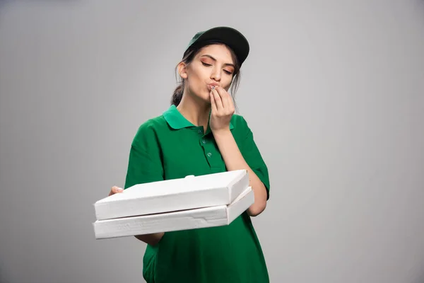 Mulher Entrega Segurando Pizza Fundo Cinza Foto Alta Qualidade — Fotografia de Stock