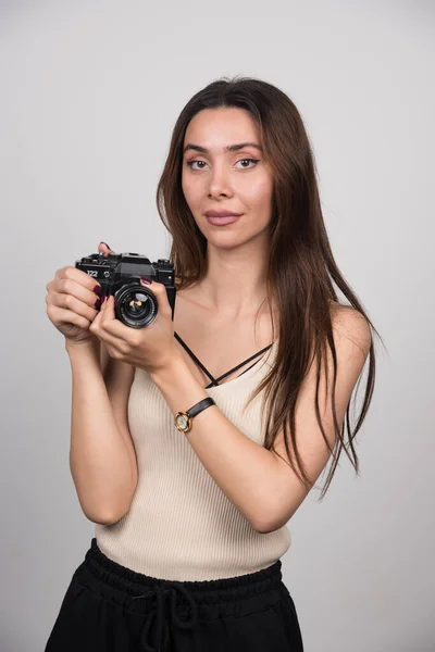 Schöne Frau Mit Kamera Auf Grauem Hintergrund Hochwertiges Foto — Stockfoto