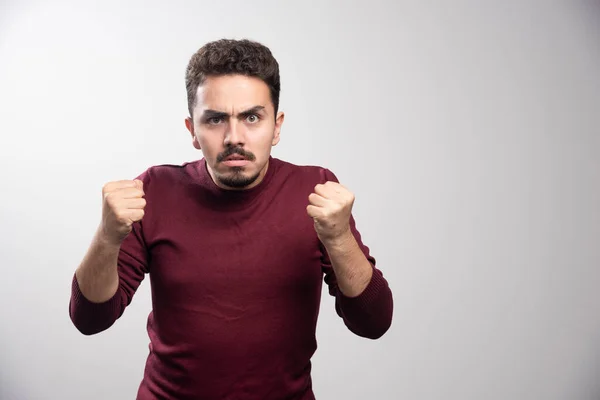 Een Jonge Brunette Staat Klaar Slaan Hoge Kwaliteit Foto — Stockfoto