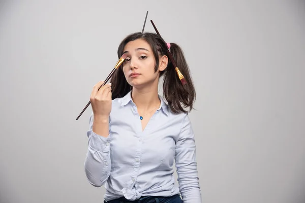 Mulher Artista Pintando Sua Sombra Com Escova Foto Alta Qualidade — Fotografia de Stock