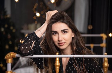 Yatakta oturan güzel genç bir manken. Yüksek kalite fotoğraf