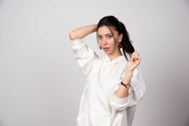 Ayakta duran ve poz veren gülümseyen genç bir kadının portresi. Yüksek kalite fotoğraf