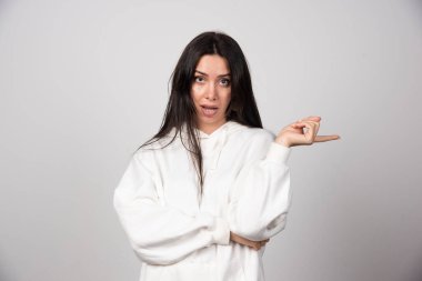 Ayakta durup kameraya bakan gülümseyen genç bir kadının portresi. Yüksek kalite fotoğraf