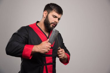 Elinde tornavida ve bıçak tutan ciddi bir adam. Yüksek kalite fotoğraf