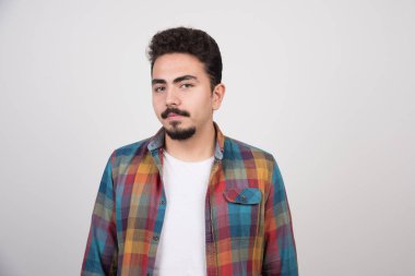 Kendine güvenen yakışıklı adam kameraya bakıyor. Yüksek kalite fotoğraf