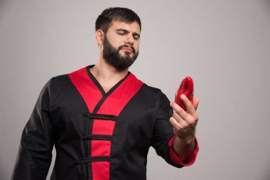 Genç adam kırmızı bibere bakıyor. Yüksek kalite fotoğraf