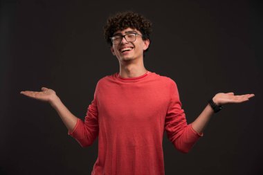 Kıvırcık saçlı genç manken terfi ya da övgü alır. Yüksek kalite fotoğraf