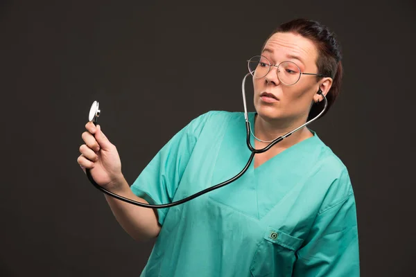 聴診器を持った緑の制服の女医 高品質の写真 — ストック写真