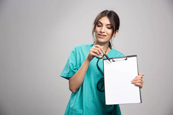 Doctora Señalando Portapapeles Foto Alta Calidad — Foto de Stock