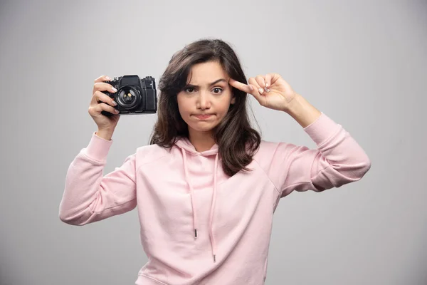 Kobieta Fotograf Trzyma Kamerę Celuje Głowę Wysokiej Jakości Zdjęcie — Zdjęcie stockowe