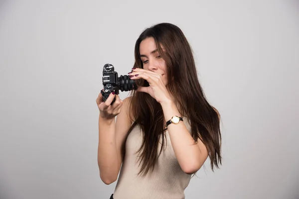 Egy Fiatal Szürke Hátterű Kamerát Néz Kiváló Minőségű Fénykép — Stock Fotó