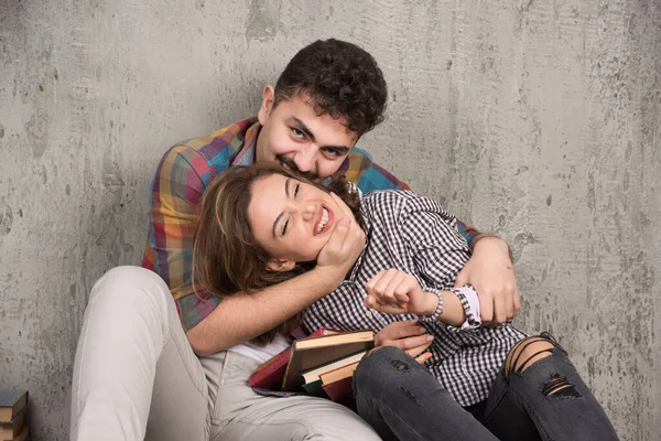 Foto Una Giovane Coppia Seduta Sul Pavimento Con Dei Libri — Foto Stock