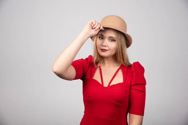 Young Beautiful Woman Red Dress Touching Her Hat High Quality — Stock Photo, Image