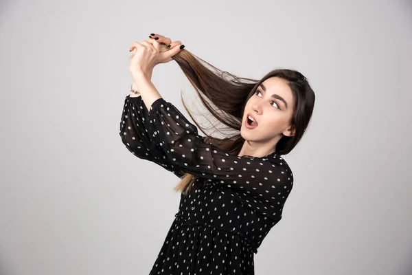 Красива Молода Жінка Тримає Здорове Блискуче Волосся Високоякісна Фотографія — стокове фото