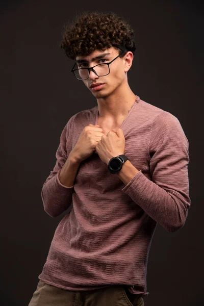 Young Boy Curly Hairs Holding Neck His Shirt High Quality — Stock Photo, Image