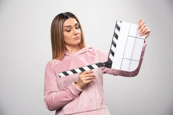 Blond Lady Pink Sweatshirt Holding Blank Clapper Board Trying Understand — Stock Photo, Image