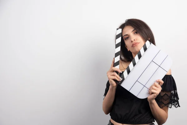 Junge Frau Mit Kinoband Auf Weißem Hintergrund Hochwertiges Foto — Stockfoto