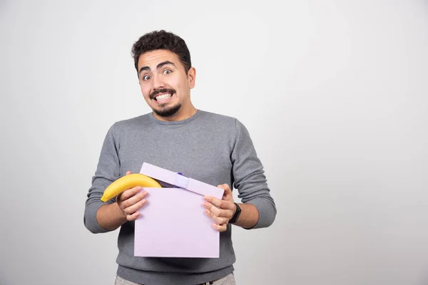 Usmívající Muž Držel Otevřenou Fialovou Krabici Banánem Kvalitní Fotografie — Stock fotografie