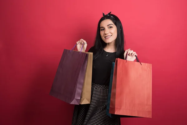 Mulher Segurando Suas Malas Fundo Vermelho — Fotografia de Stock