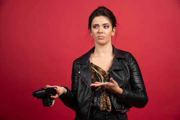 Cool Girl Black Leather Jacket Holding Her Professional Camera Looks — Stock Photo, Image