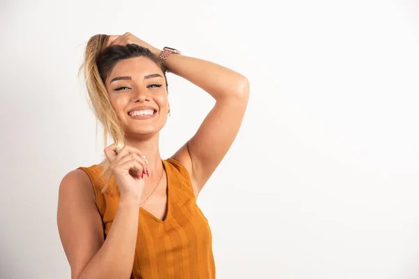 Jovem Mulher Tocando Seu Cabelo Posando Fundo Branco Foto Alta — Fotografia de Stock