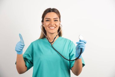 Steteskopla poz veren genç, pozitif kadın hemşire. Yüksek kalite fotoğraf