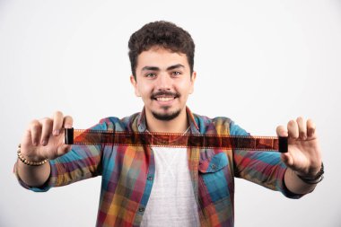 Fotoğraf, polaroid filmdeki fotoğraf geçmişini ciddi bir şekilde kontrol ediyor. Yüksek kalite fotoğraf