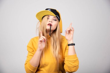 Şık bir şapkayla poz veren kapüşonlu güzel bir kadının portresi. Yüksek kalite fotoğraf