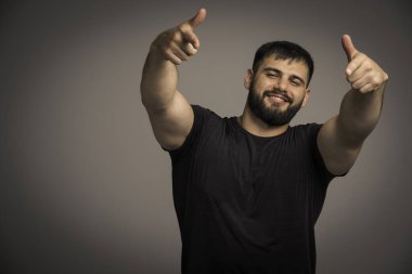 Siyah gömlekli sporcu birini işaret ediyor. Yüksek kalite fotoğraf