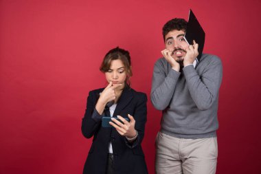 Genç bir kadın, panosu olan genç bir adamın yanında telefona bakıyor. Yüksek kalite fotoğraf