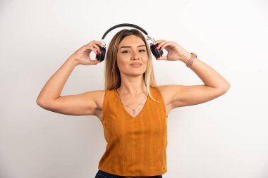 Beyaz arka planda kulaklık takan güzel bir kadın. Yüksek kalite fotoğraf