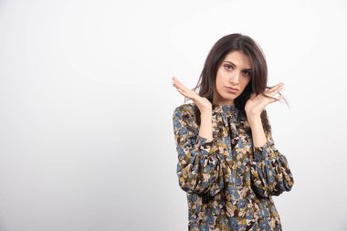 Beyaz arka planda duran esmer kadın. Yüksek kalite fotoğraf