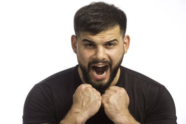 Siyah gömlekli adam yumruklarını gösteriyor. Yüksek kalite fotoğraf