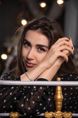 Yatakta oturmuş kameraya bakan genç bir portre. Yüksek kalite fotoğraf