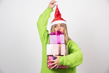 Noel hediyelerini elinde tutan genç bir kadın. Yüksek kalite fotoğraf