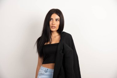 Beyaz arka planda poz veren güzel bir kadın. Yüksek kalite fotoğraf