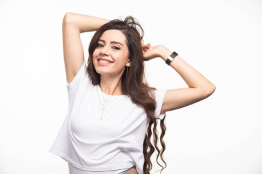 Beyaz gömlekli kadın beyaz arka planda poz veriyor. Yüksek kalite fotoğraf