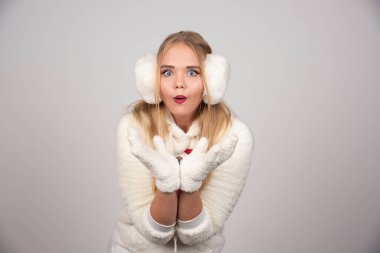 Kameraya poz veren beyaz elbiseli bir kadın. Yüksek kalite fotoğraf