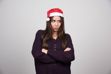 Noel Baba şapkalı genç ve güzel bir kadın kendini yalnız hissediyor. Yüksek kalite fotoğraf