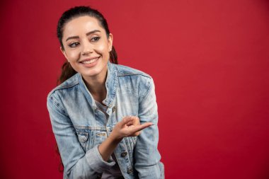 Kot ceketli güzel kadın mutlu bir şekilde gülümsüyor. Yüksek kalite fotoğraf