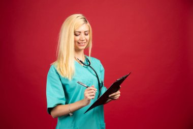 Panoya yazan güzel hemşire portresi. Yüksek kalite fotoğraf